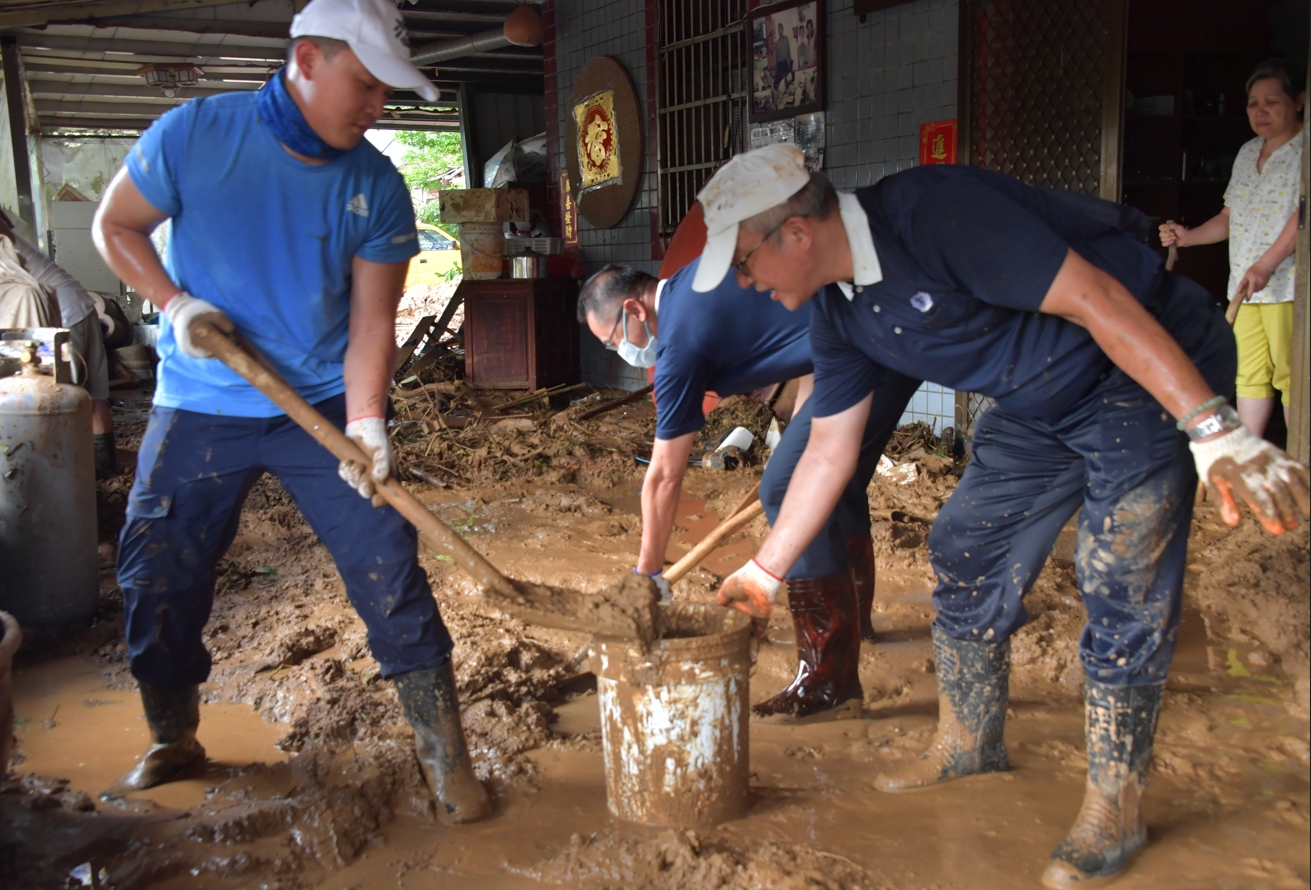 山陀兒颱風在臺灣本島北海岸地區帶來強降雨災情,慈濟志工動員協助鄉親清掃家園,圖為三芝區。