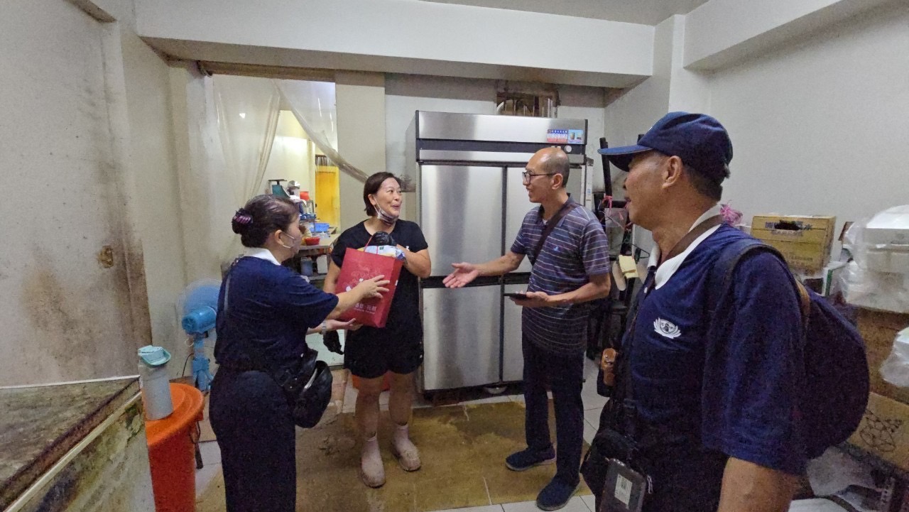 慈濟志工除了協助清掃家園,也進行安心家訪、傳遞祝福平安。