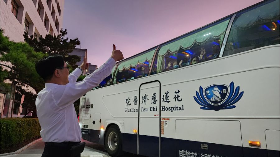 花蓮慈濟醫院院長林欣榮一大早就在醫院門診大廳,為此次主動參與太麻里義診的醫護與志工團隊表達感恩之意