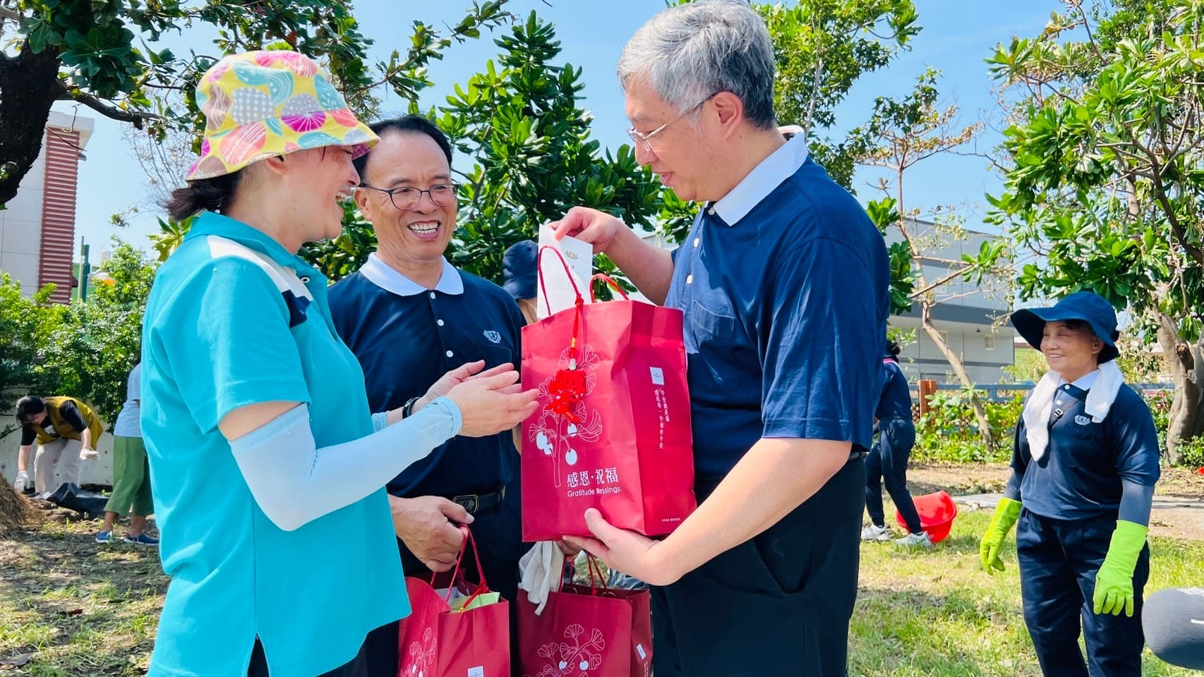 大林慈院團隊,6日由副院長賴俊良領軍協助高雄受災校園清掃及安心家訪