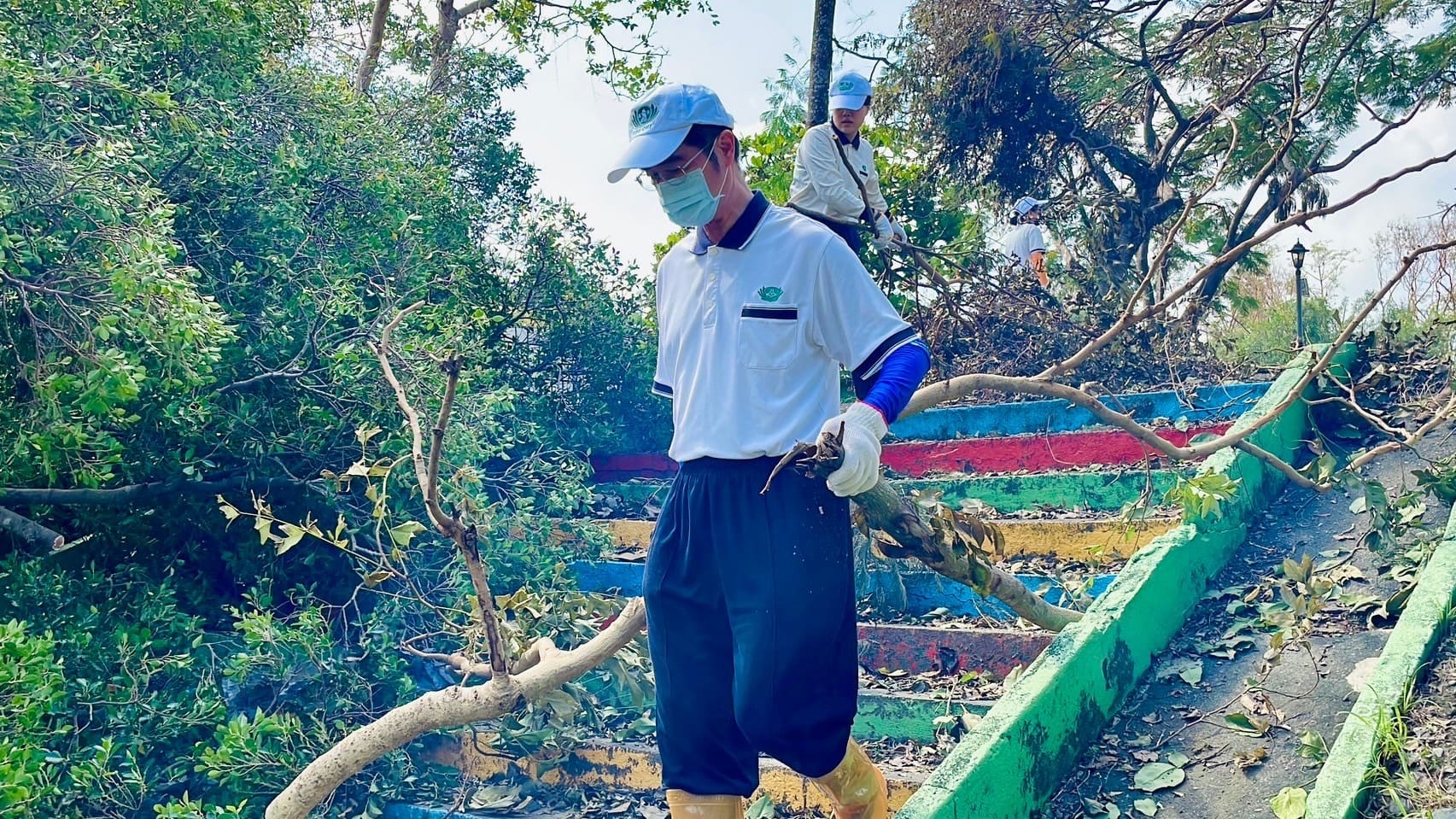 由臺南慈中校長姚智化親自帶領南慈中親師生,搭一部遊覽車,從臺南到高雄協助受災學校清掃