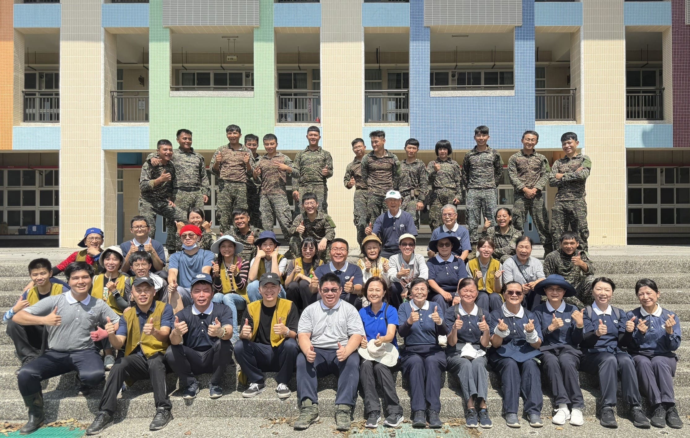 國軍官兵、慈濟志工及慈濟號召參與高屏災後復原的青年志工在完成校園清掃任務後,留下一幅難得的軍民與青年共善的合照