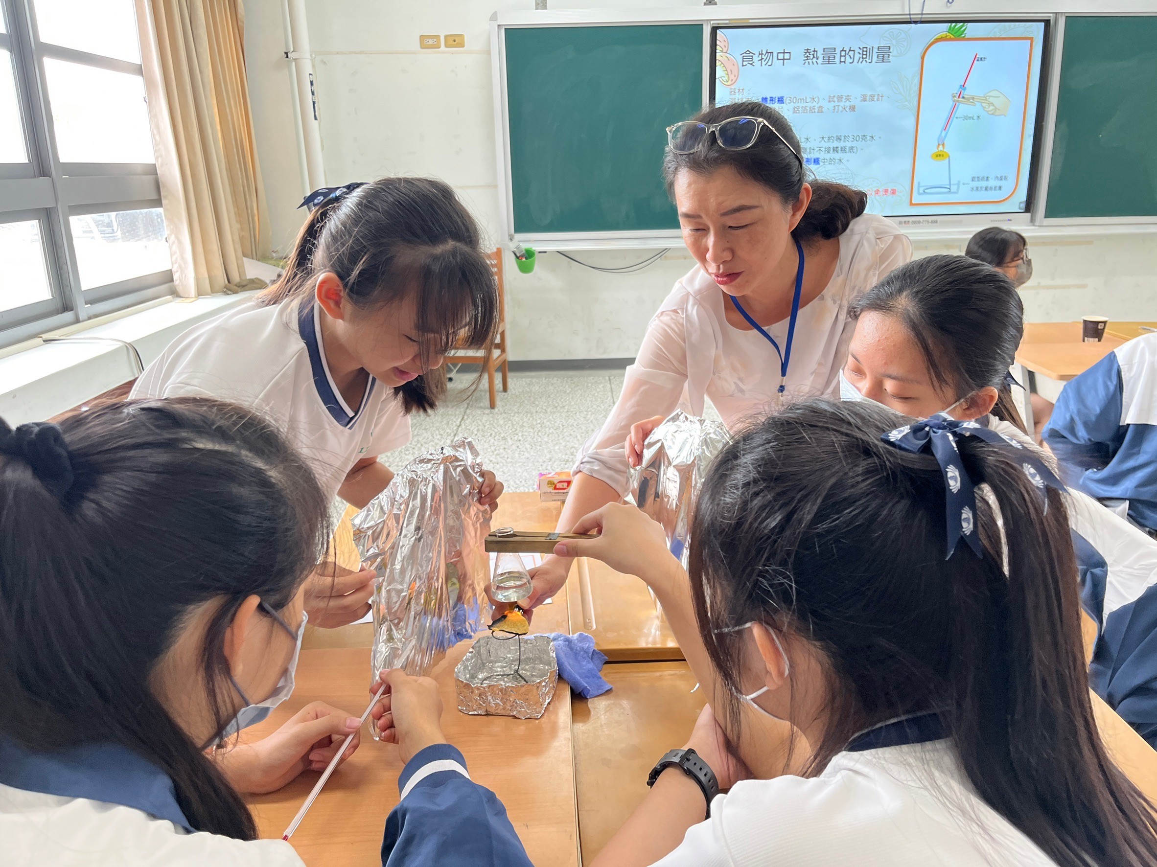 學生以洋芋片操作實驗了解熱量(平和國中葉淑貞校長)