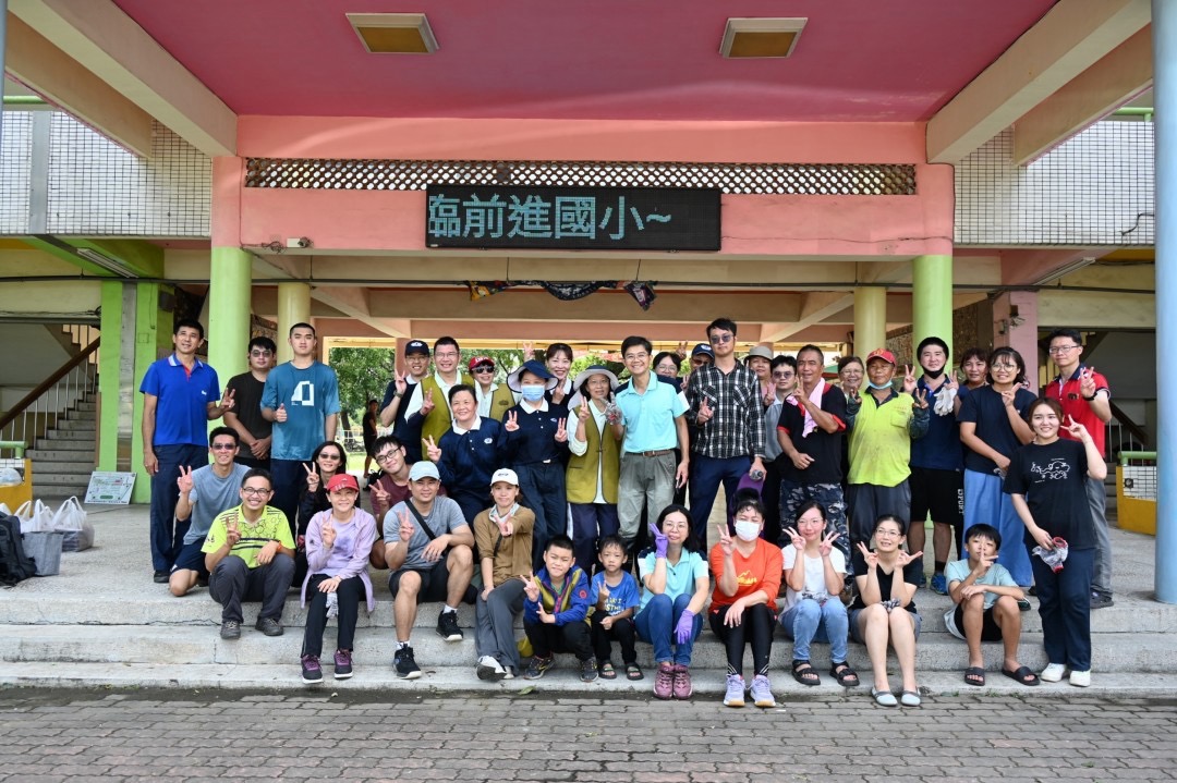 慈濟基金會把握週末時間發起號召青年志工,加入高屏慈濟志工團隊,結合鄰里鄉親走入校園或社區進行環境整理、清潔打掃,圖為屏東縣長治鄉長興國民小學。