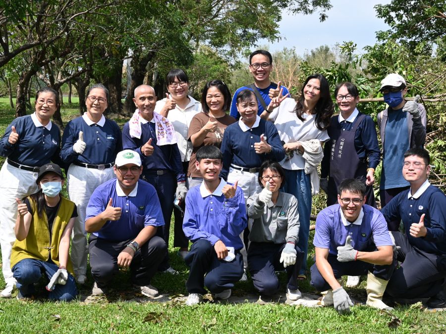 屏東各校樹木傾倒,慈濟志工結合青年志工號召,清掃校園恢復安全的就學環境。