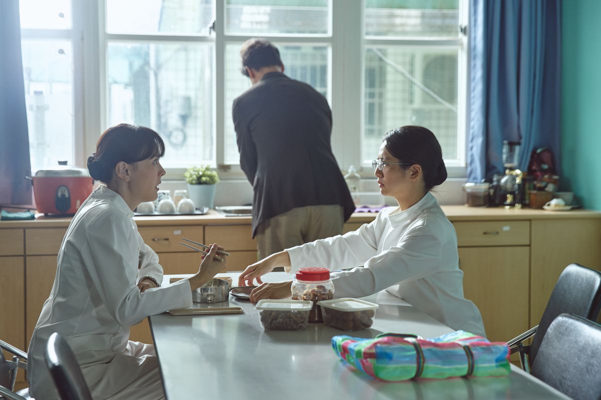 淑蘭(右,臧芮萱飾)和佩瑤(左,張晏塵飾)不想與林繁幸(中,翁家明飾)一起,兩人收起便當