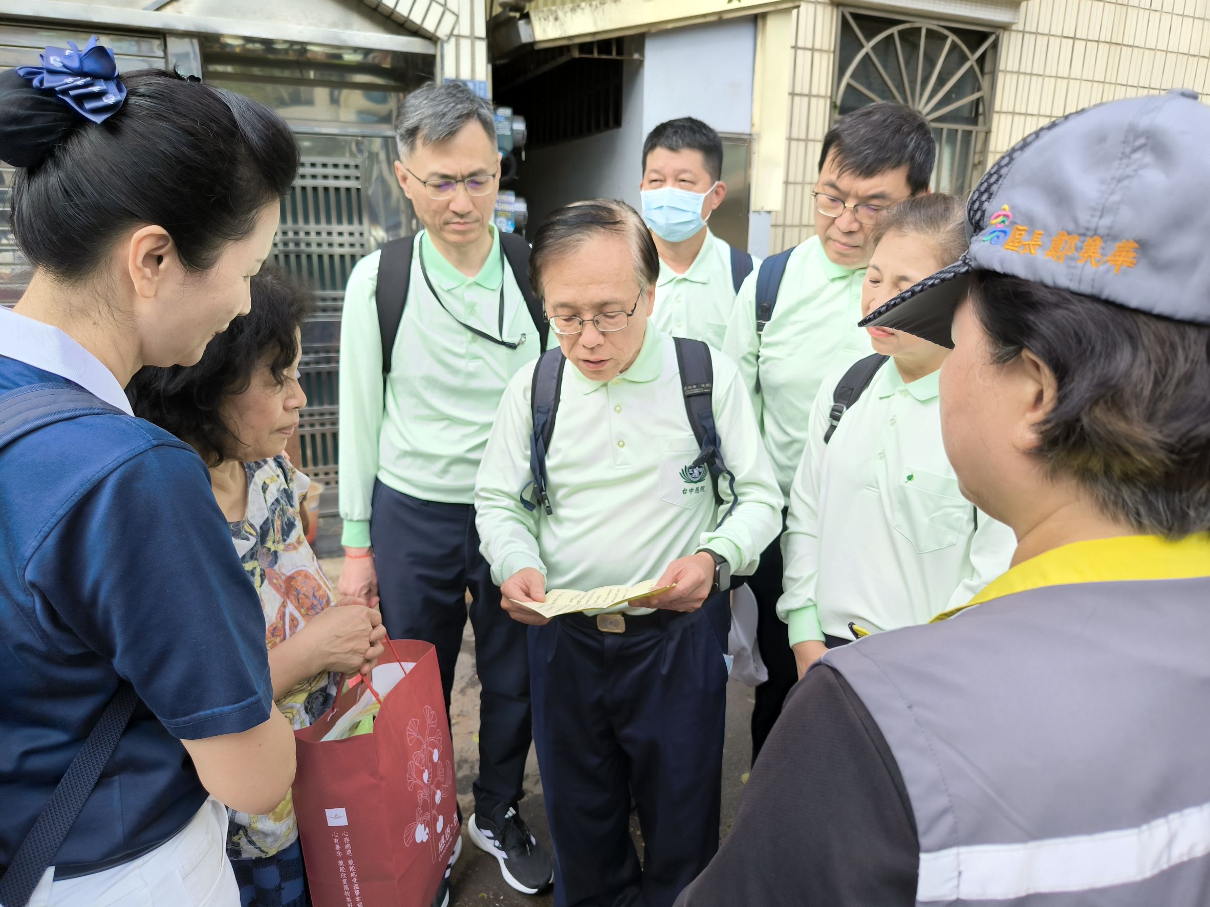簡守信院長讀證嚴上人祝福信安慰災民。
