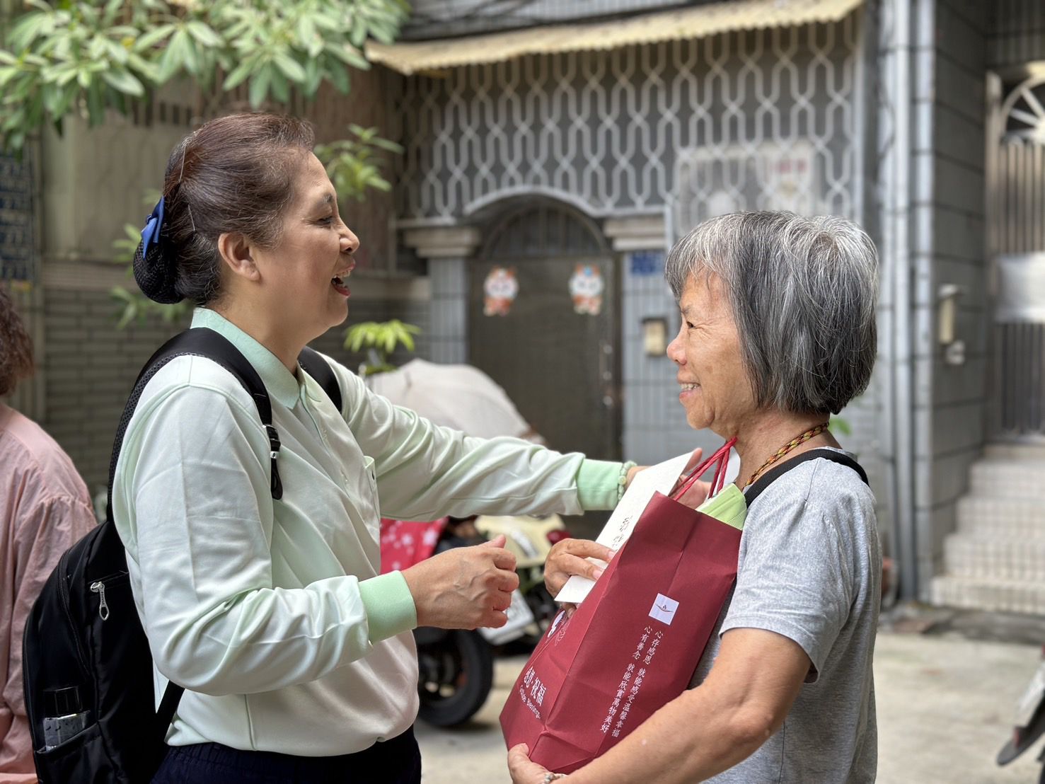 莊淑婷副院長拍拍災民肩膀為他壓壓驚。