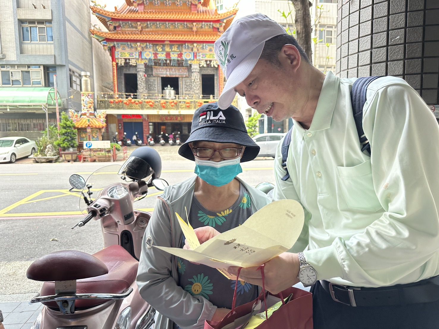 核子醫學科主任陳慶元為災民讀上人祝福信。