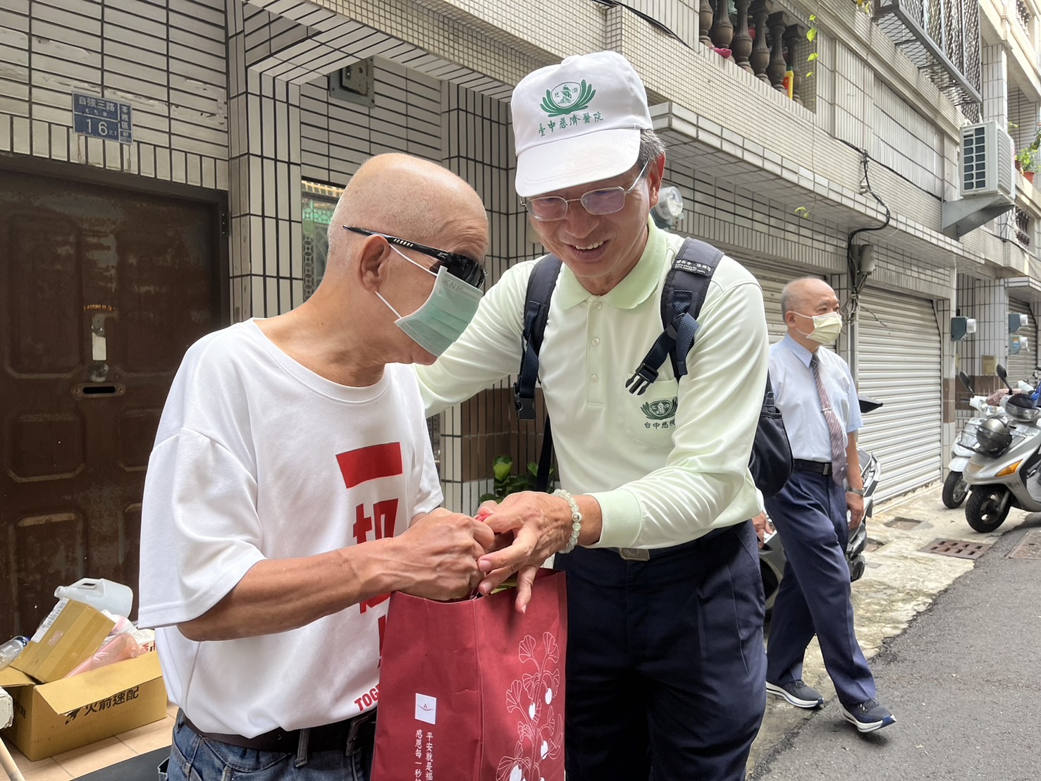 腸胃科醫師林忠義安慰驚魂未定的長輩。