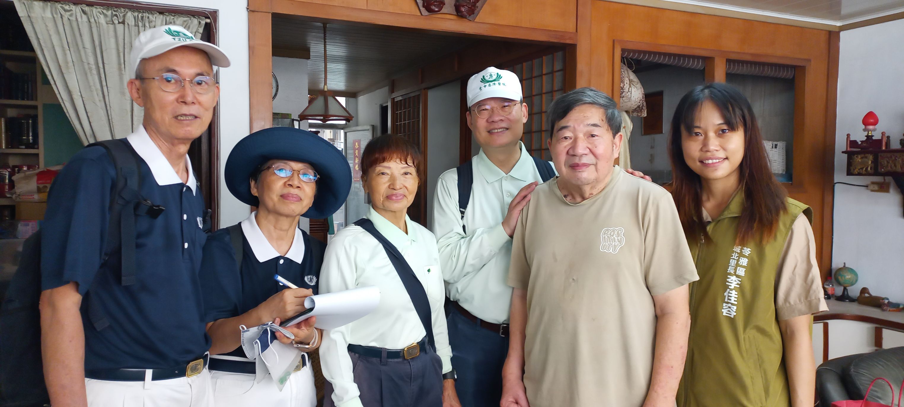 邱國樑副院長、張梅芳顧問災民合影。
