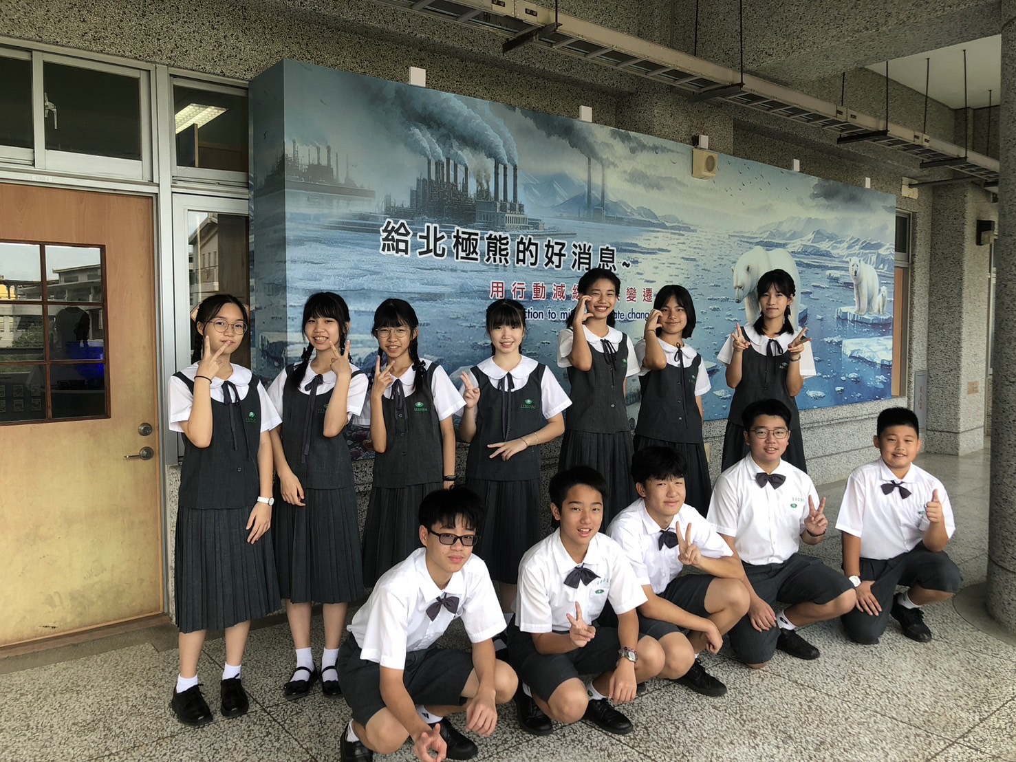 國中部學生擔任環境教育基地關主,用流利的英文向外籍生作介紹。