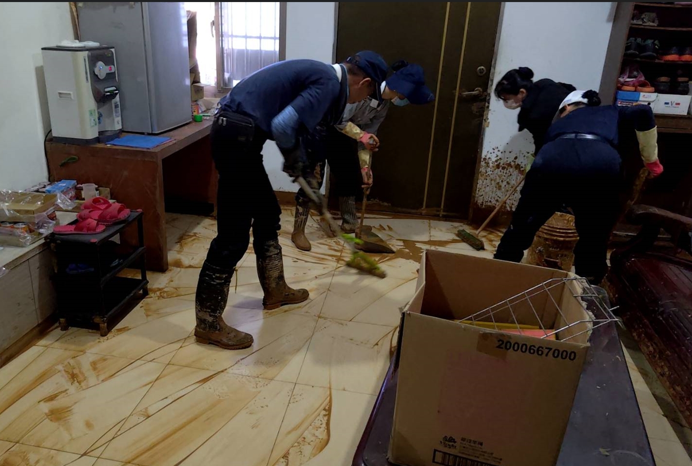 慈濟志工持續協助新北市三芝區的受災鄉親清掃家園。