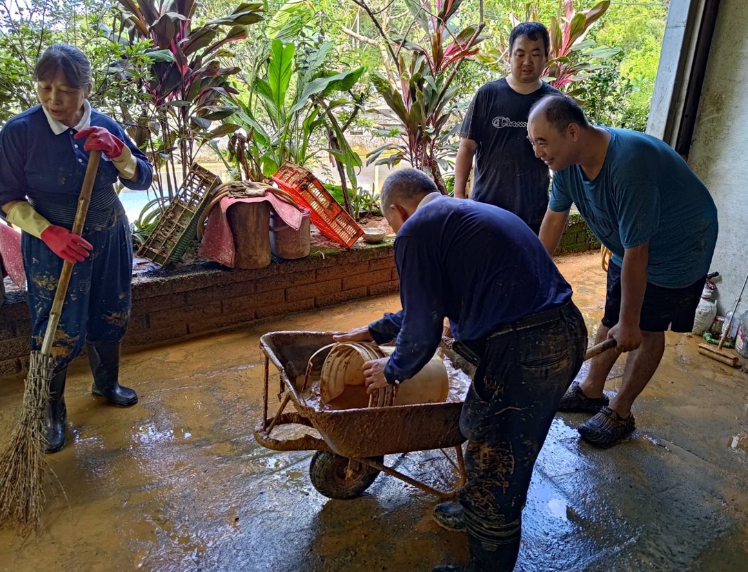 慈濟志工持續協助新北市三芝區的受災鄉親清掃家園。