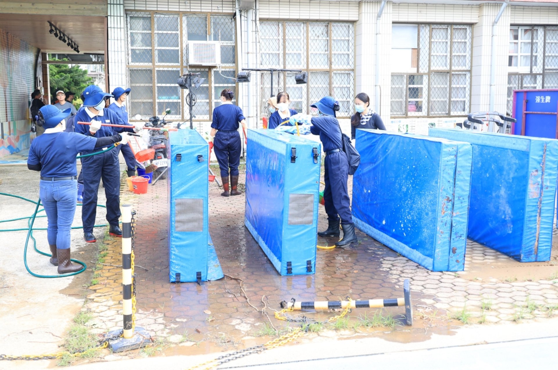 新北金山、萬里校園清掃,慈濟志工協助恢復就學環境。