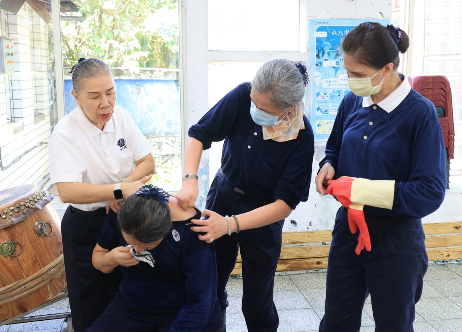 陳繼先護理師(左)表示,這次人醫團隊共有超過十位的醫護人員分散在各條線路,主要是為守護打掃志工的安全與健康。