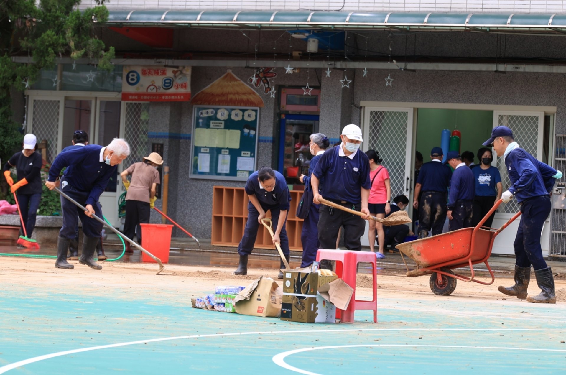新北金山、萬里校園清掃,慈濟志工協助恢復就學環境。