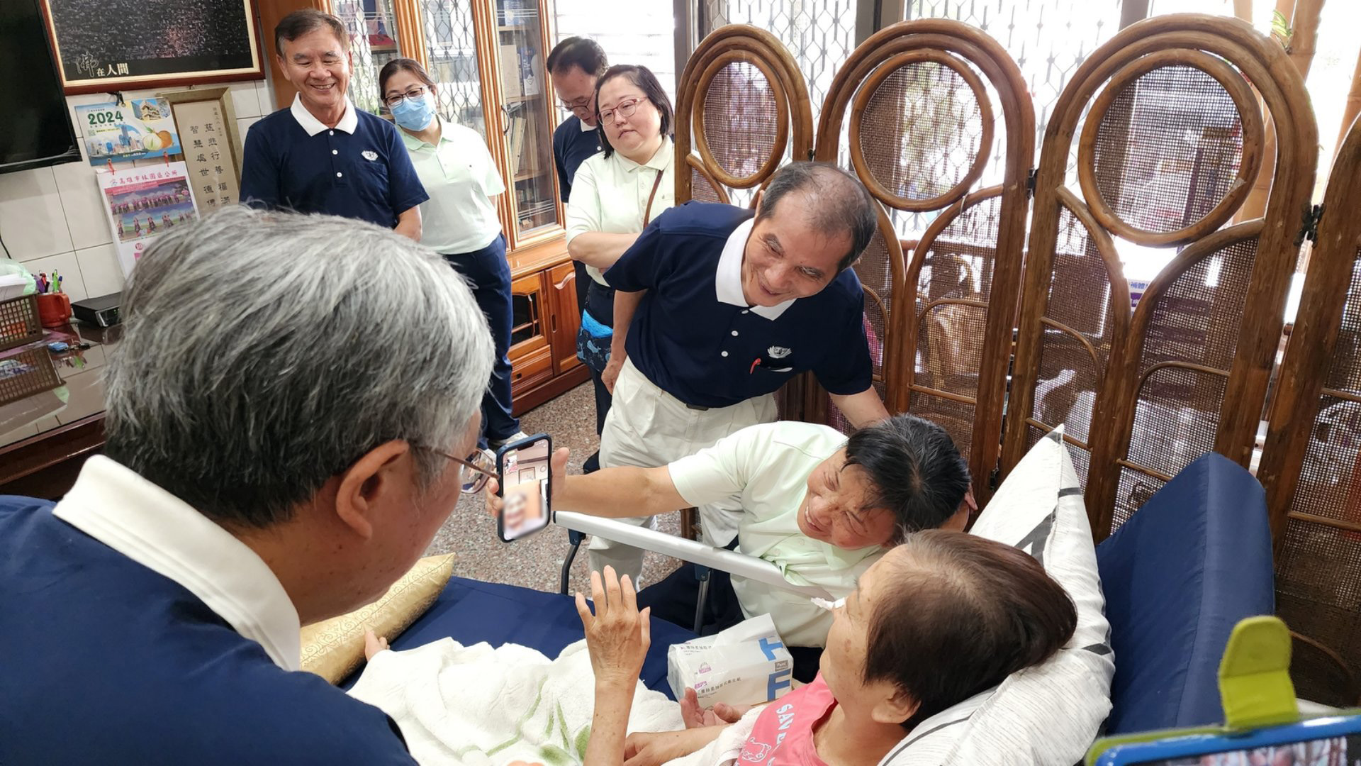 葉璧禎師姊則以視訊方式,讓多年不見的大林慈院常住志工與秀珍師姊視訊對話,畫面十分溫馨。