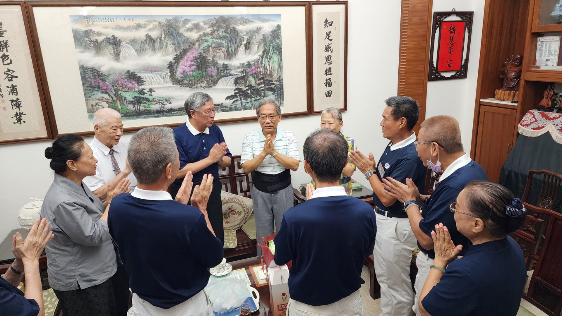 法親家人團團圍繞,給予剛過生日的黃清貴師兄無量壽的祝福。