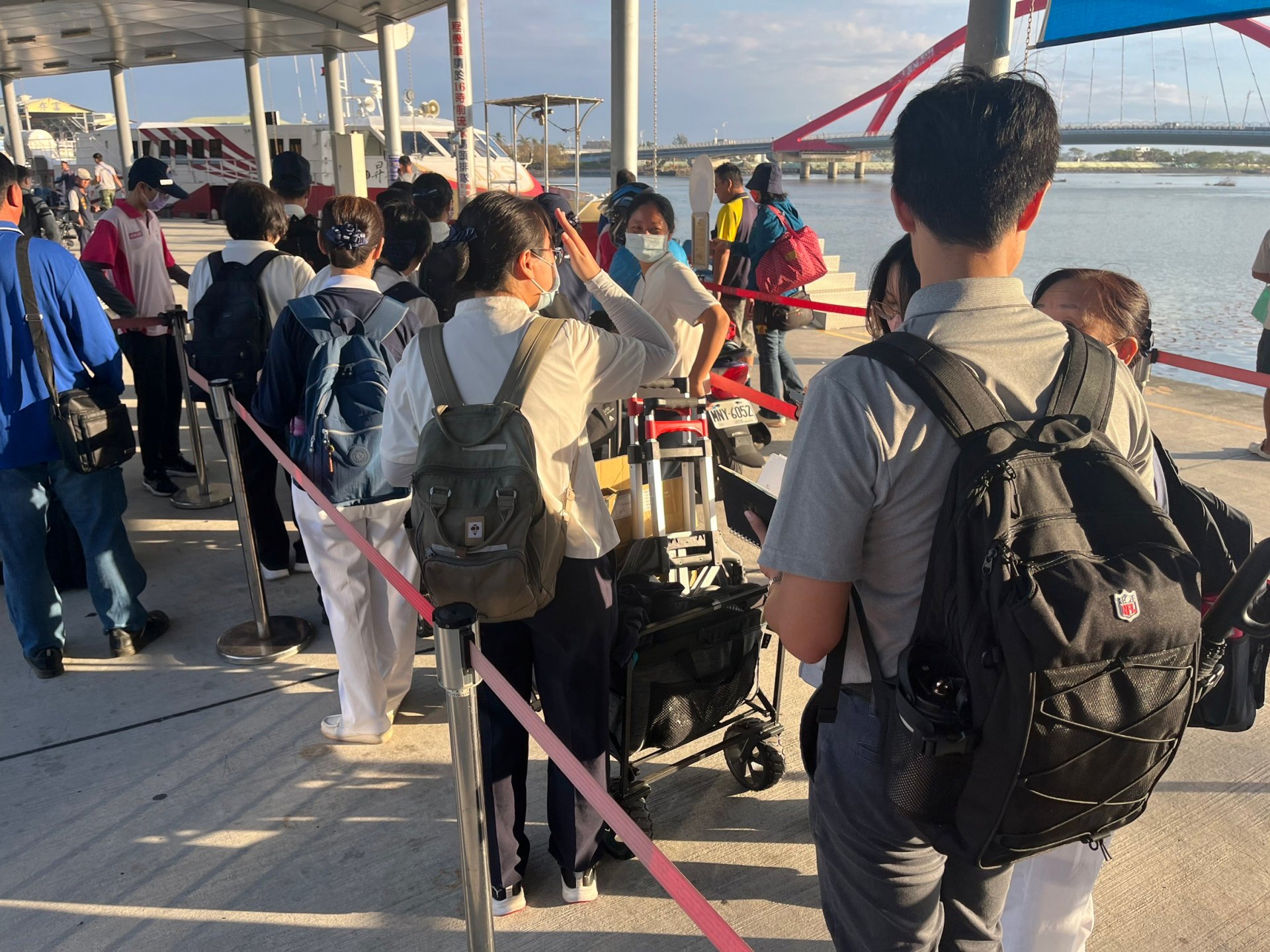 「山陀兒颱風」過後,慈濟屏東分會啟動渡海慈航,前往小琉球地區關懷,計有近200位志工與會。
