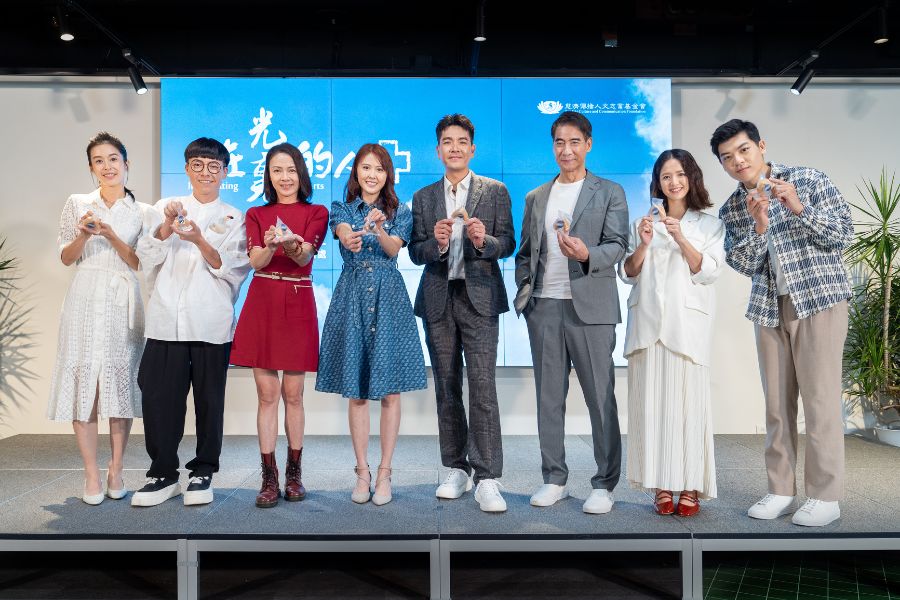 《在光裏的人》左起:廖曉彤、游小白、柯淑勤、張晏塵、王傳一、翁家明、臧芮萱、蔡天嘉