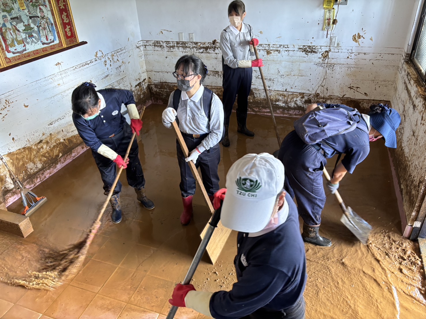 慈濟志工協助清理家園