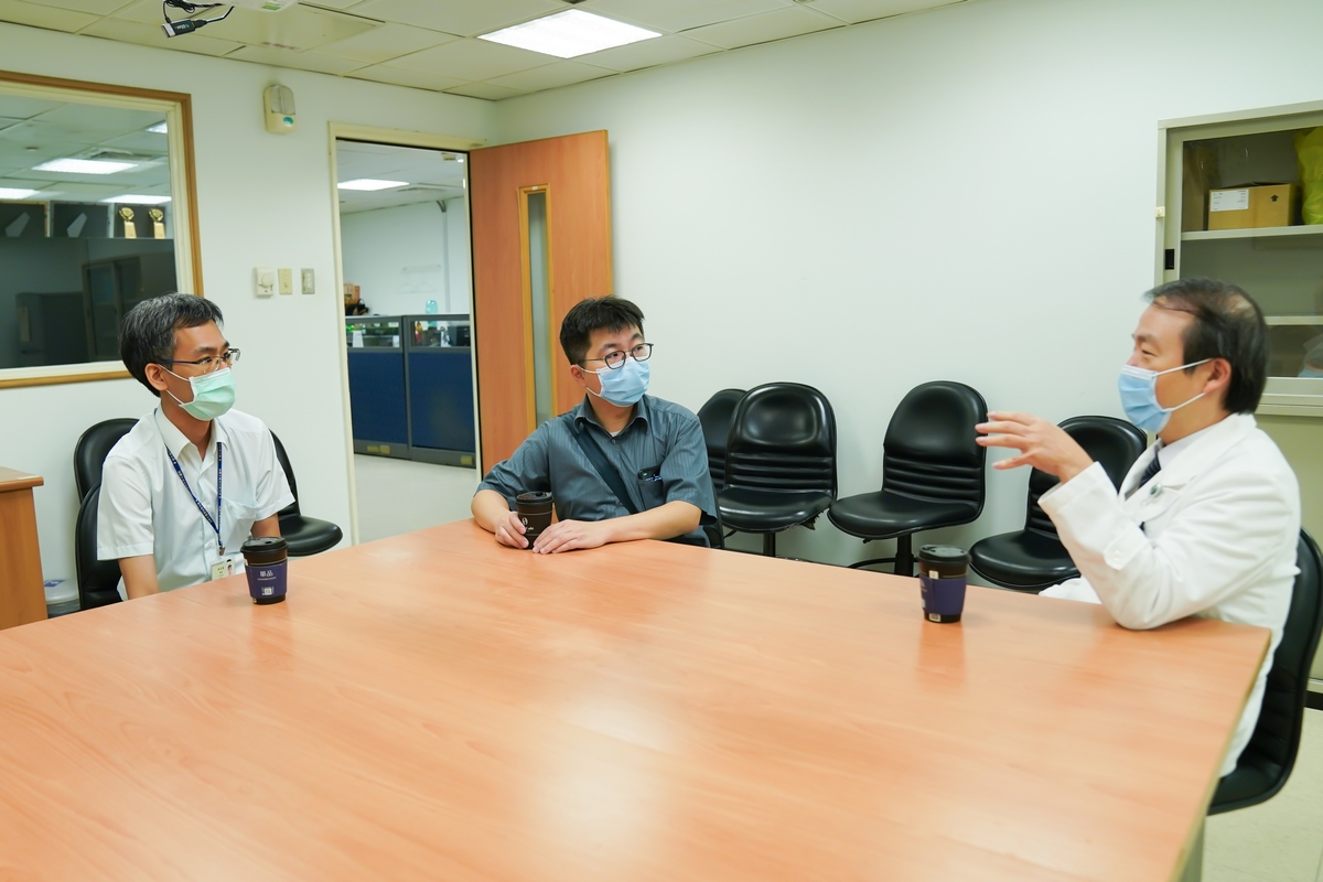 醫院醫師組針對抗生素管理資訊優化，思考醫師開立管制性抗生素的模式如何更貼近實行，左一為部立臺北醫院感染科林武甫主任。
