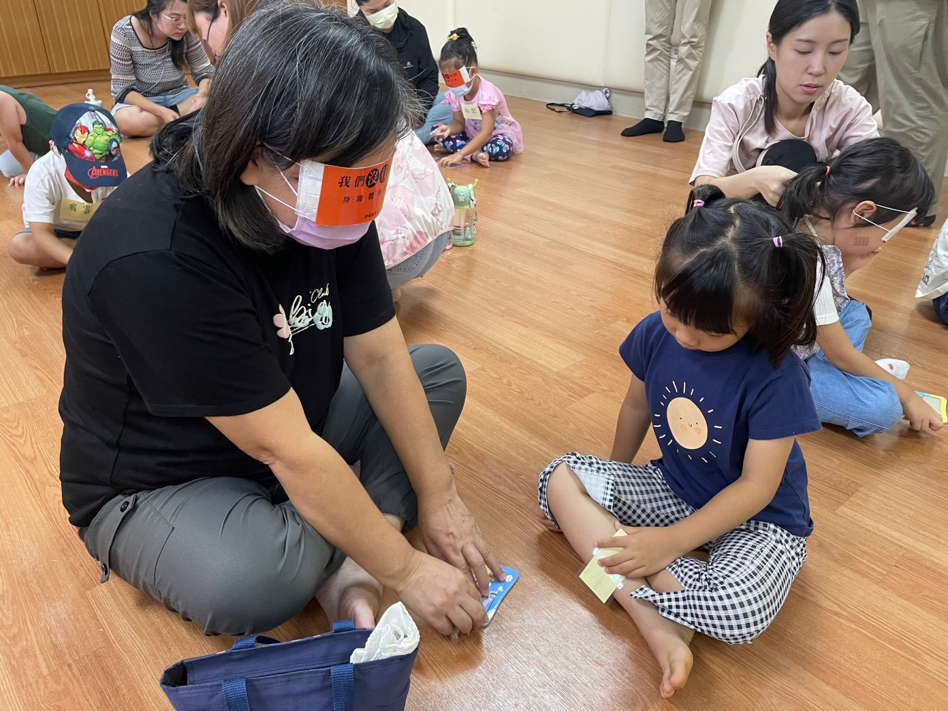 伊甸舉辦身障體驗,幼童蒙眼拼圖學習同理心