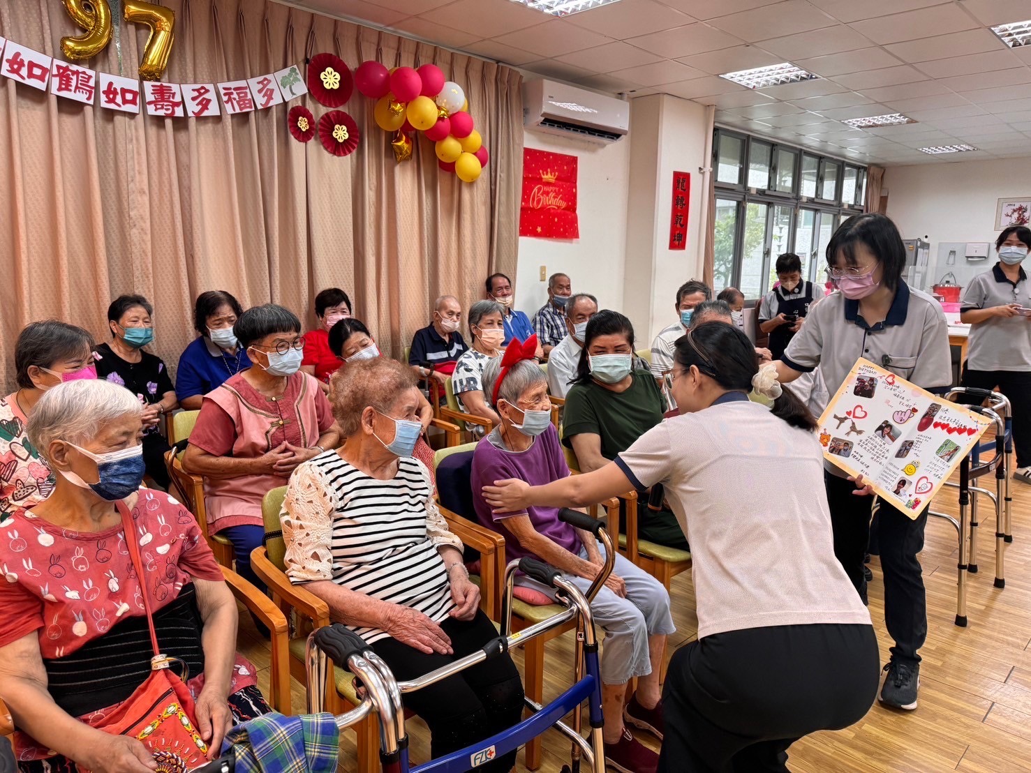 中心幫阿嬤製作大生日賀卡讓她又驚又喜