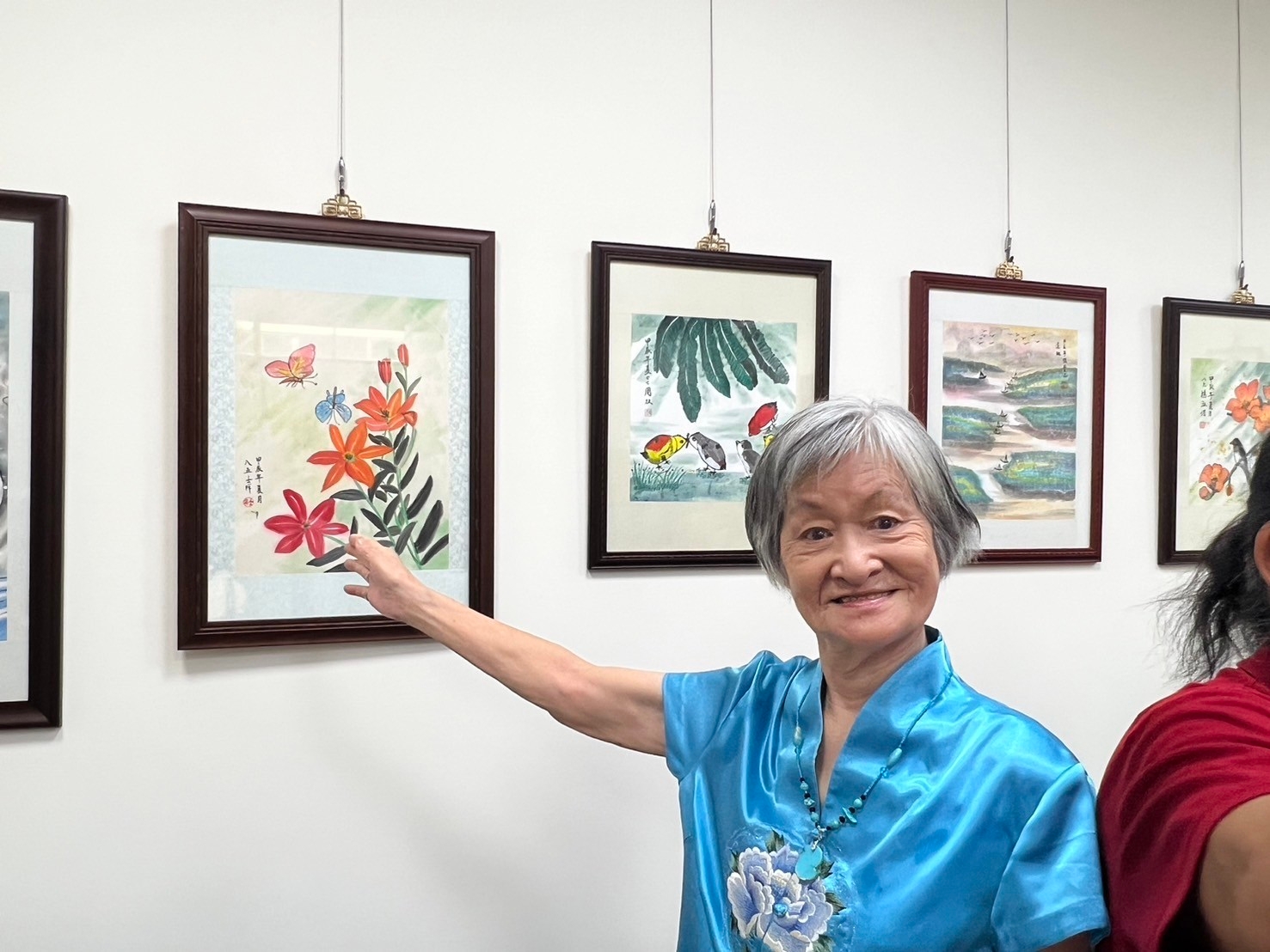 士祥奶奶畫作被展示出來,很有成就感。