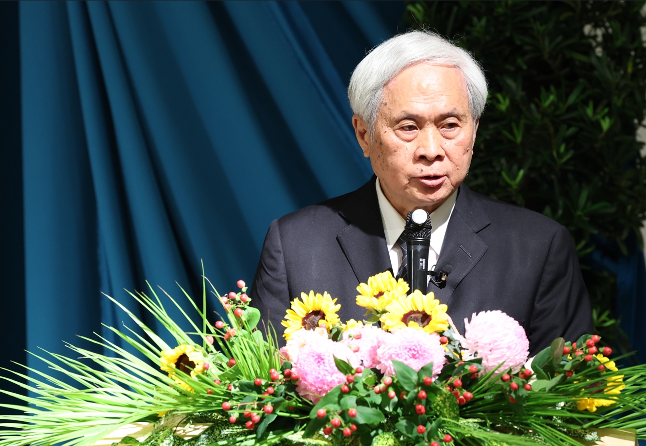 慈濟教育志業王本榮執行長表示,慈濟教育以生命、美學、典範、服務、生活、品德教育的人文精神,樹立人品典範的本質,為人類文史留芳。