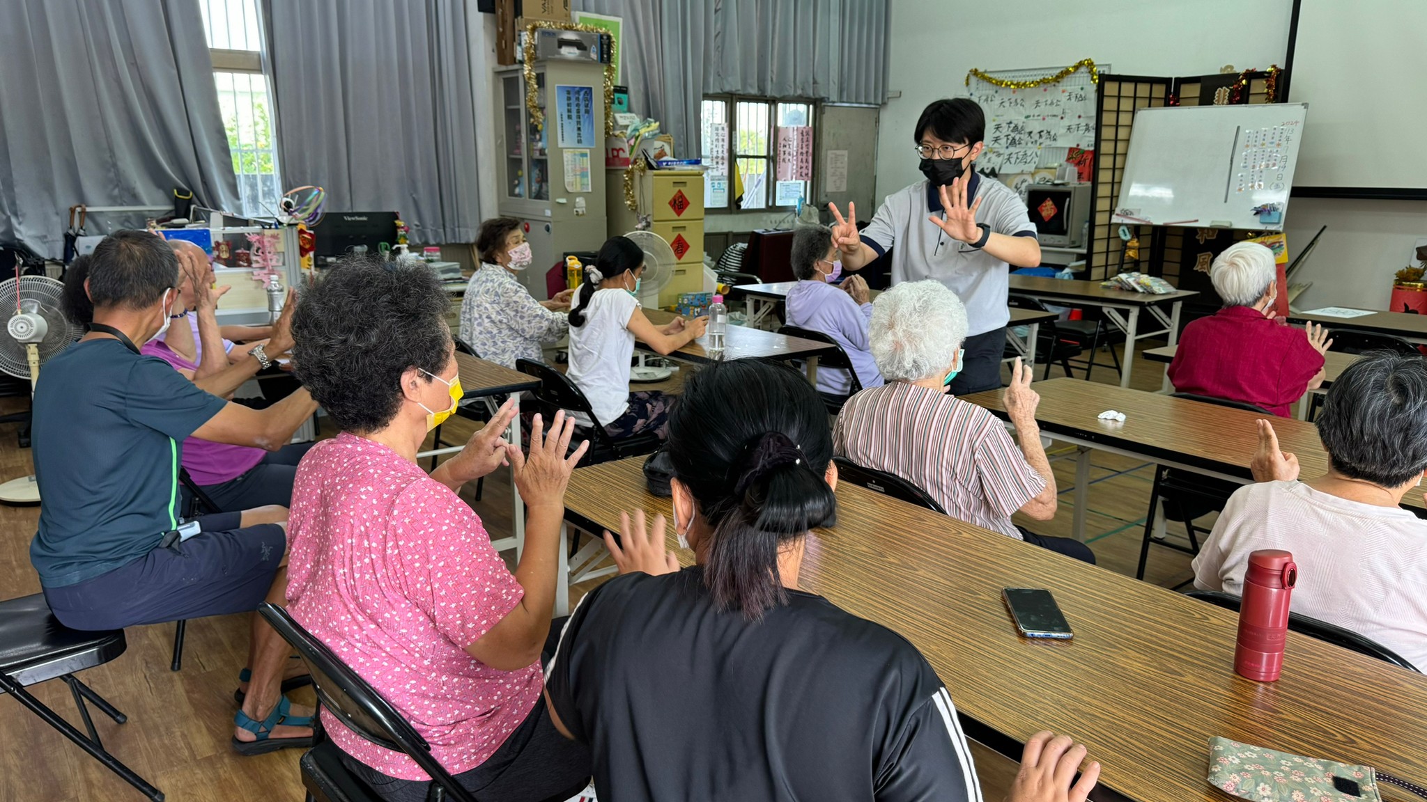 與長者一起動動腦做手指操