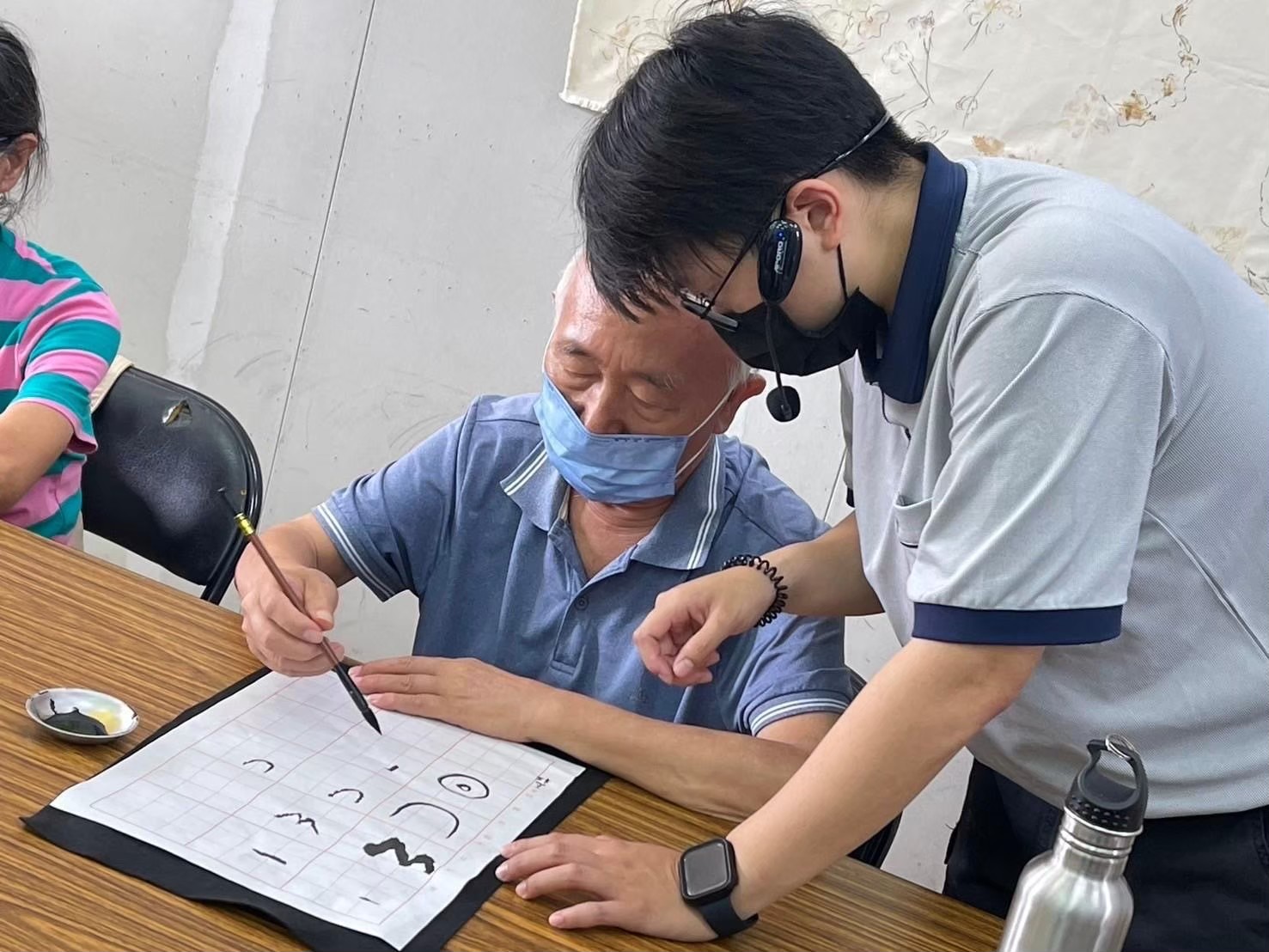 引導阿公畫書法