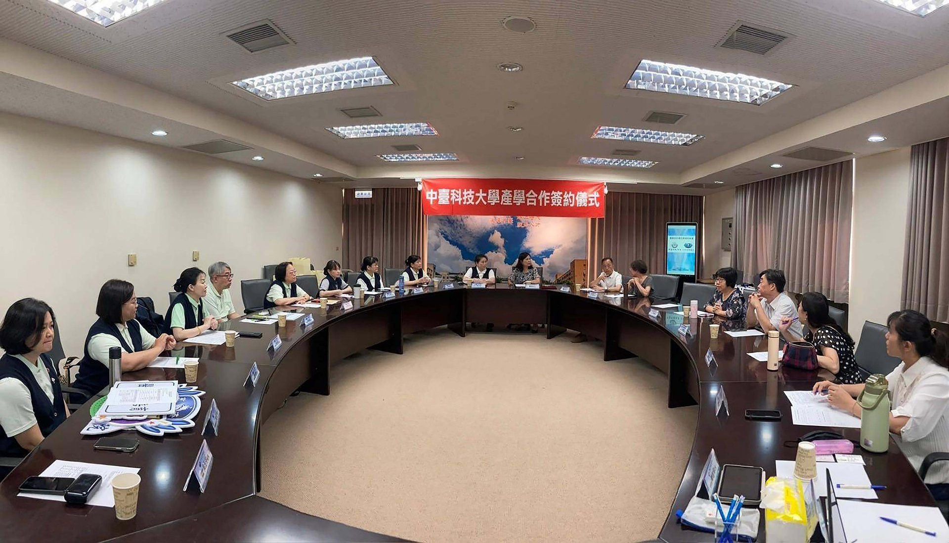 大林慈濟醫院與中臺科技大學於正式簽署合作備忘錄會議