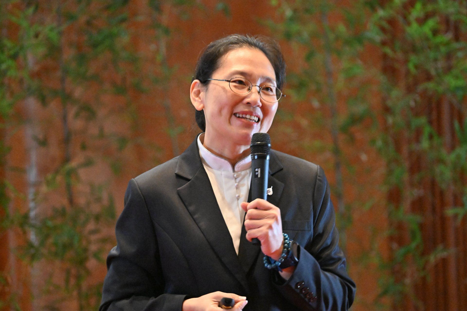 泰國清邁學校駐校代表黃雅純分享海外慈濟學校推動品德教育的經驗