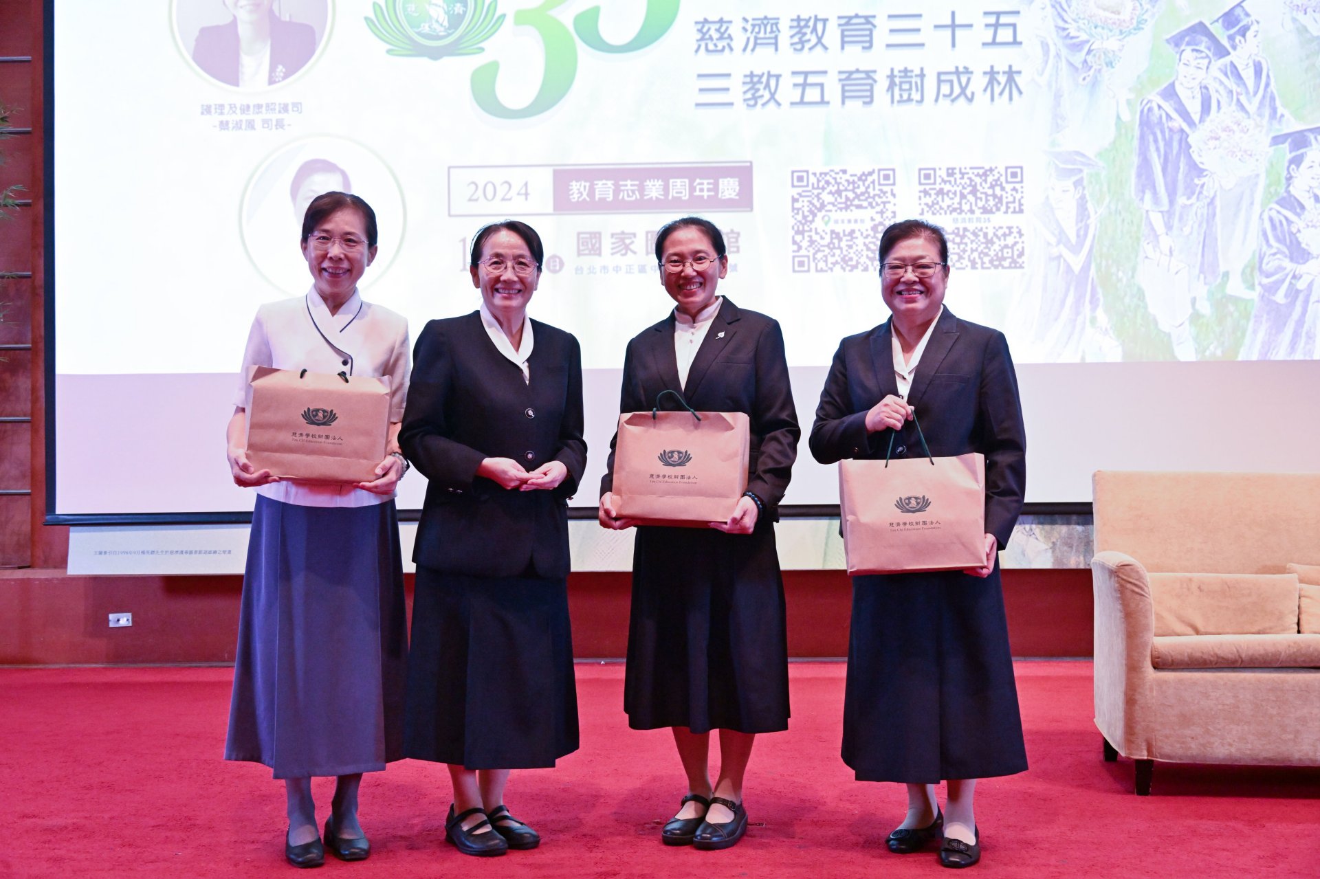 臺中大勇國小的張珮鳳老師、慈濟大學何縕琪副校長、泰國清邁學校駐校代表黃雅純,以及慈大附中校長李玲惠