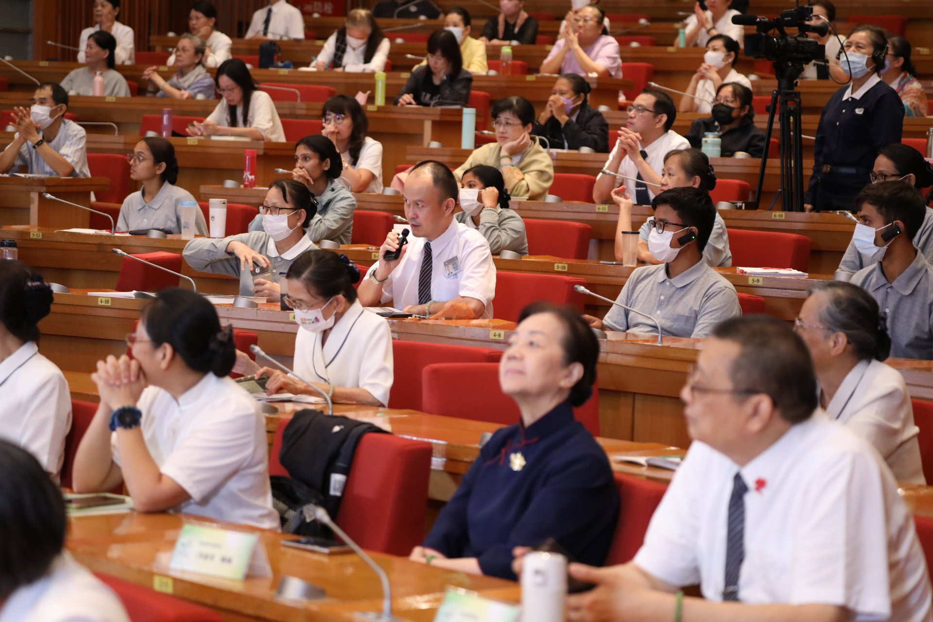 尼泊爾慈濟路今天走到了「慈濟教育三十五 三教五育樹成林」,慈濟師兄同步現場翻譯,用語言凝聚尼泊爾與慈濟全人教育。