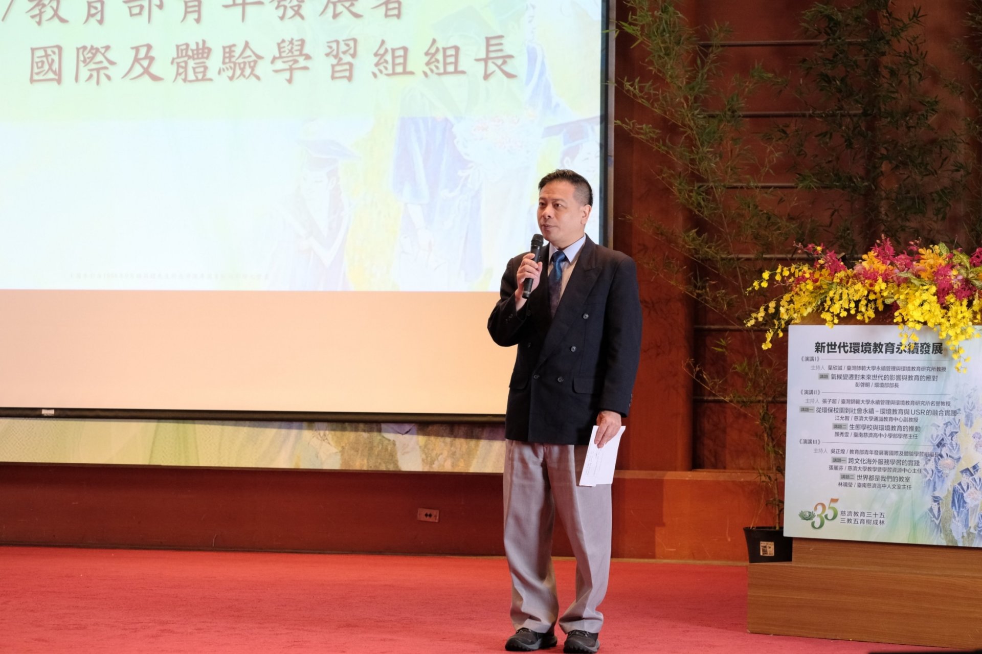 教育部青年發展署吳正煌組長為服務學習主題進行最佳引言。
