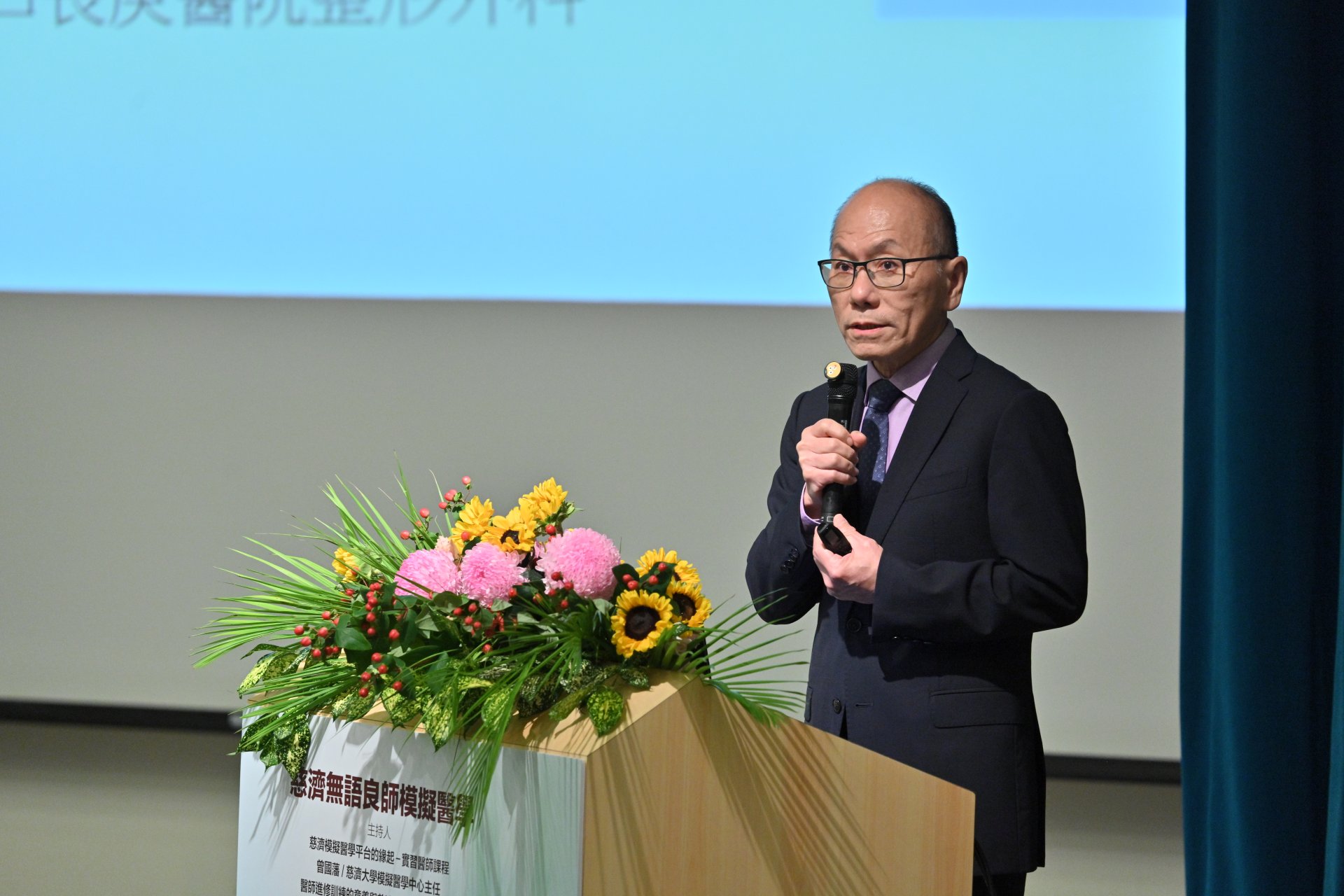 整形外科醫學會理事長林志鴻分享因為無語良師無畏的布施，讓團隊在這幾年成功進行斷