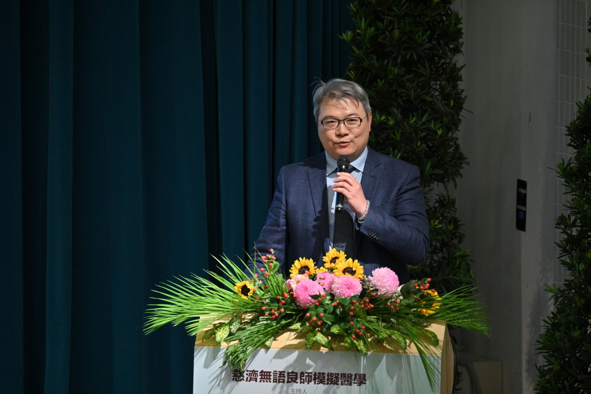 脊椎微創內視鏡醫學會前理事長鮑卓倫醫師無語良師的模擬訓練，讓年輕醫師有機會可以