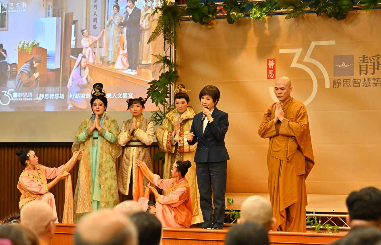 唐美雲歌仔戲團則帶來佛典故事《樂法五色鳥》,藉由通俗的歌子戲,讓大家知道萬物皆有佛性,護持善法、正法的重要。