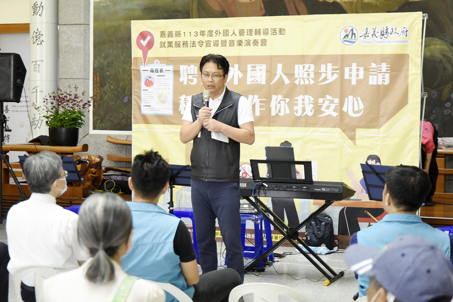 大林鎮鎮長許有疆表示,勞工暨青年發展處前來宣導外國人來臺灣就業的法規,有些民眾可能因身體不好,因此聘僱未經許可、許可過期或由他人代為申請聘僱的外籍移工來幫忙採收農務,相關法令民眾應清楚。