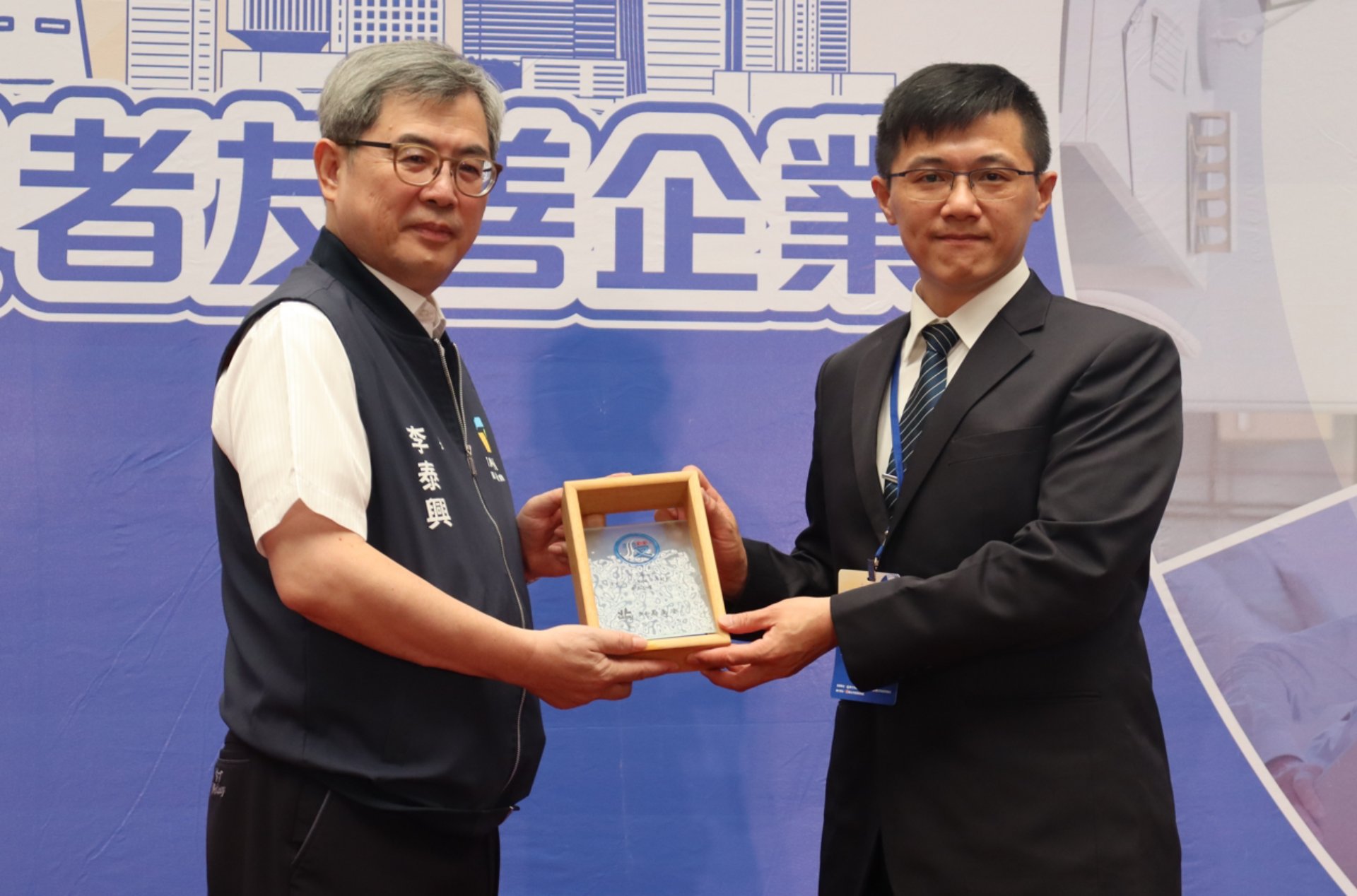 臺北市政府李泰興秘書長頒發,慈濟基金會總務處北區室主任陳柏文為代表領獎。