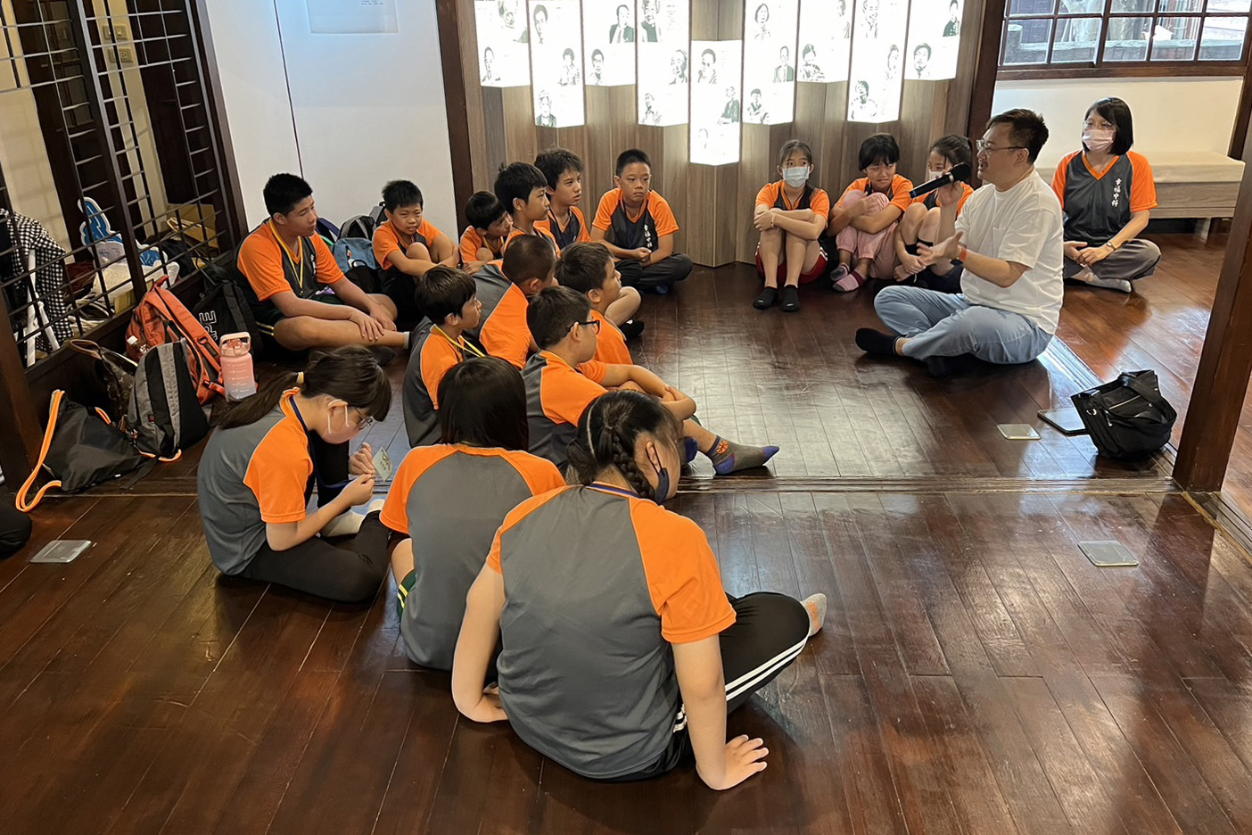 作家繁運隆為今日導師-正在為小朋友講解導覽技巧