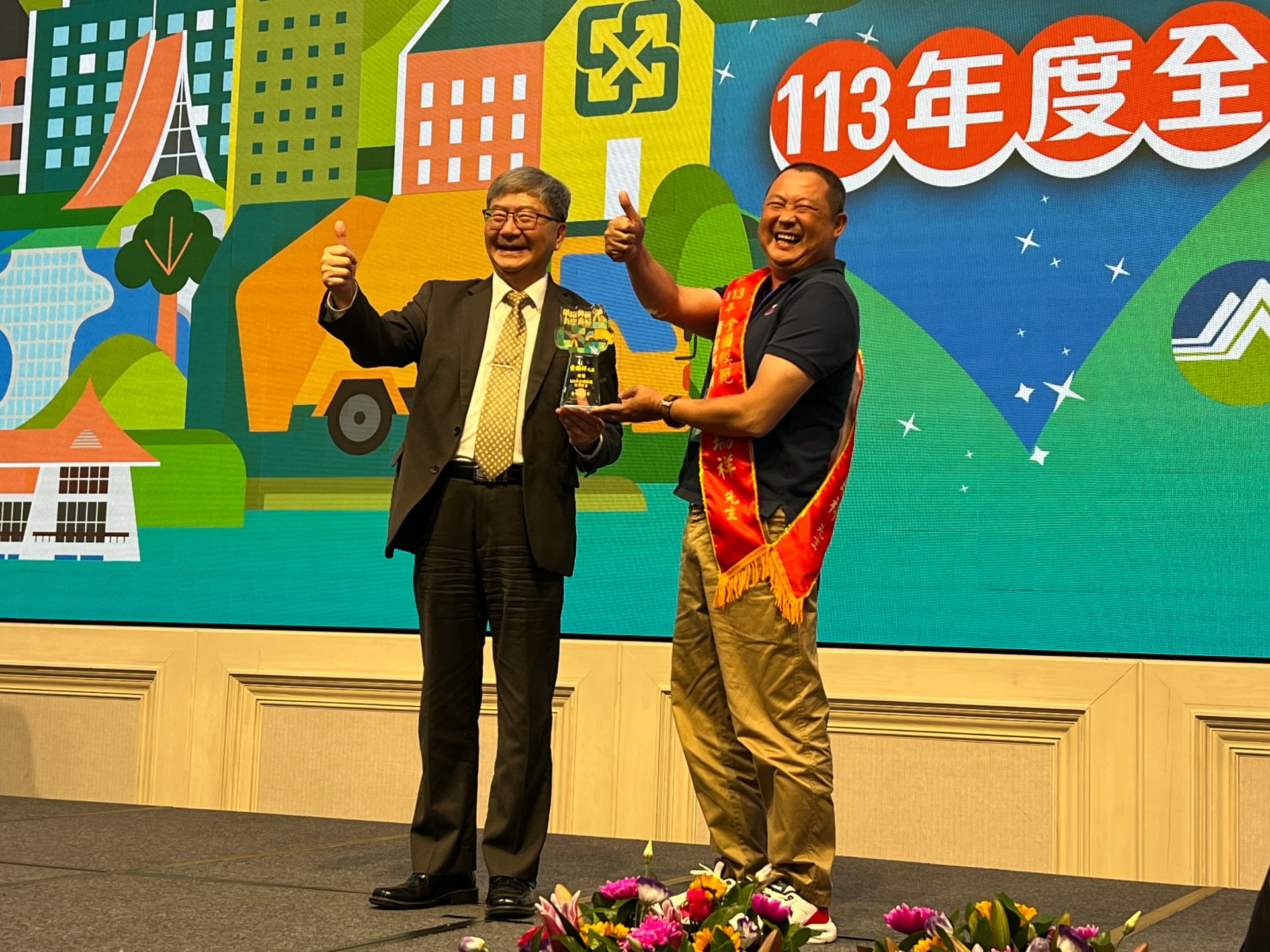 沈次長致贈獎座予受獎人