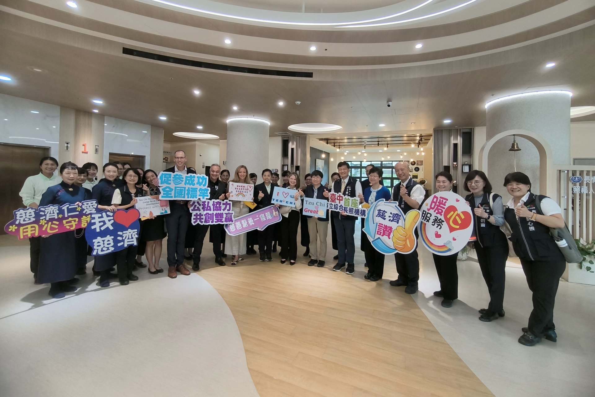 由衛福部規劃的臺美衛生福利交流，參訪臺中市立仁愛綜合長照機構，聚焦於長照衛福政策創新。