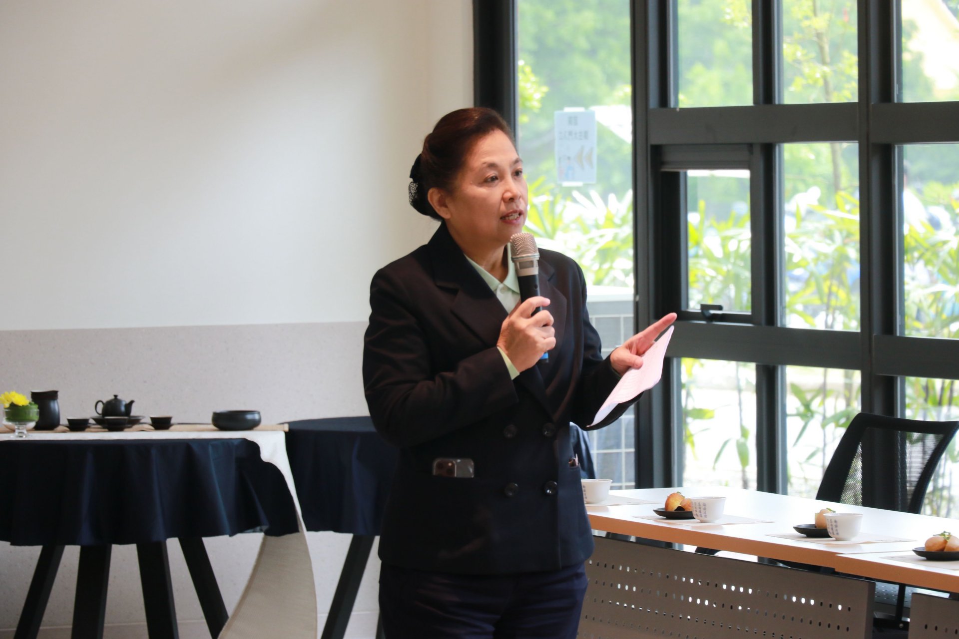 台中慈濟醫院副院長莊淑婷身兼慈濟基金會長照推展中心副召集人，與貴賓分享慈濟整合慈善與醫療資源，為長照服務奠定堅實的基礎。