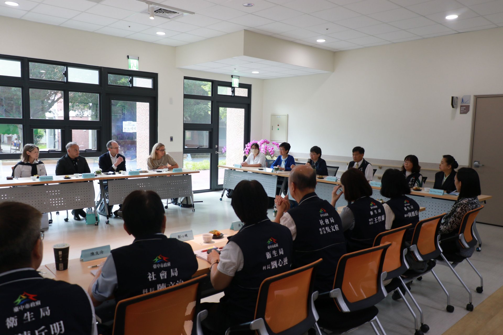 由衛福部規劃的臺美衛生福利交流，參訪臺中市立仁愛綜合長照機構，聚焦於長照衛福政策創新。