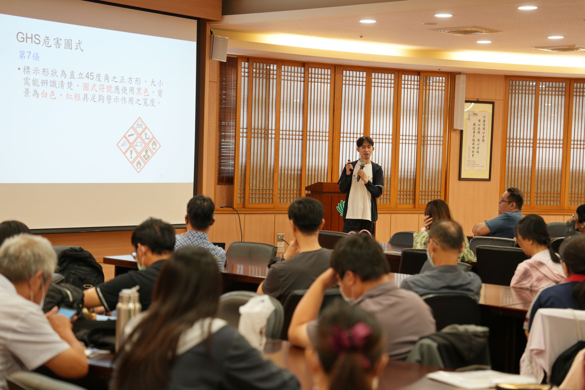 張崧慶檢查員提醒,使用化學品現場未張貼符合GHS危害標示、現場未提供安全資料表,都違反相關法令。