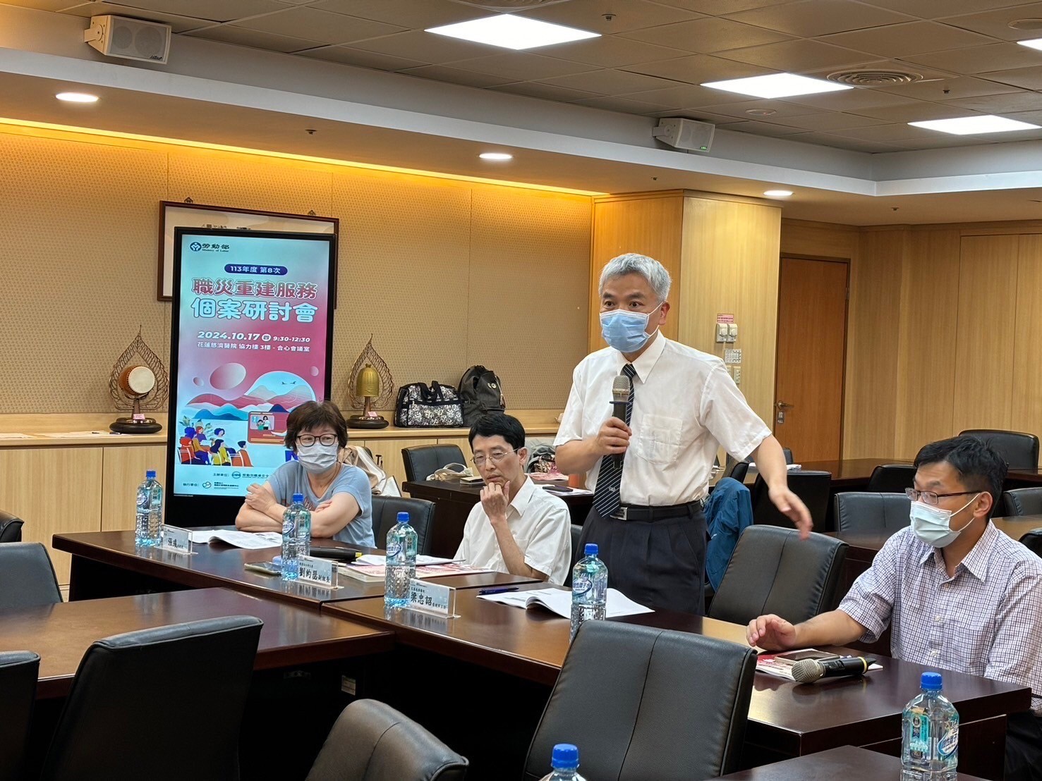 勞動部職業安全署、財團法人職業災害及重建中心與花蓮慈濟醫院17日上午舉辦職災重建服務個案研討會。由花蓮慈院復健醫學部主任梁忠詔主持並介紹張彧副教授(左起)、職安署副組長劉約瑟、宜蘭陽明交大附醫職業醫學科主治醫師王德皓等專家。